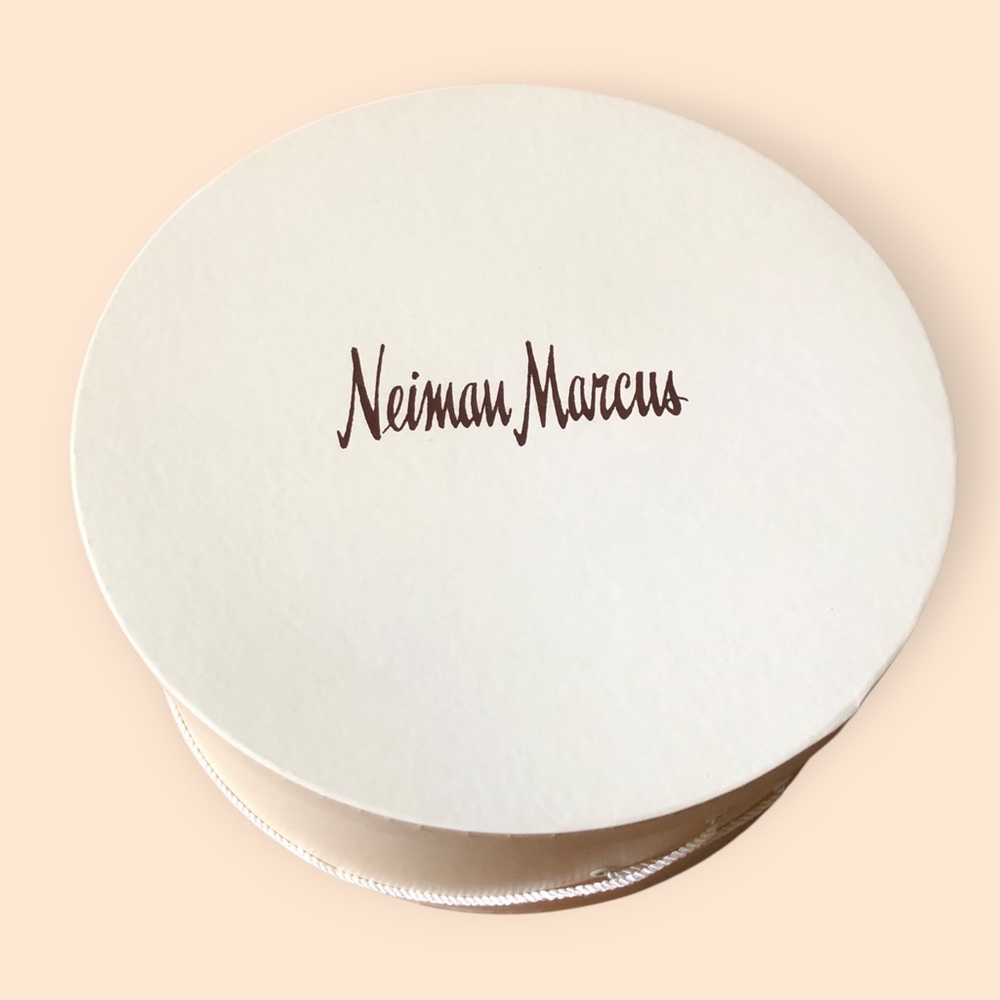 Vintage Neiman Marcus Logo Hat Box Round w/ Handle 16x6.5” Ivory Cream Clean - Picture 5 of 7